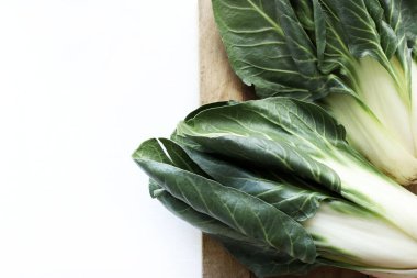 Beyaz arka planda izole edilmiş taze yeşil İsviçre pazarı. Sağlıklı organik gıda konsepti. Genel Görünüm.