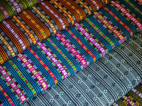 Renkli kumaşlar ve halılar