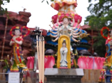 tanrıça guanyin arka plan ile tütsü sopa