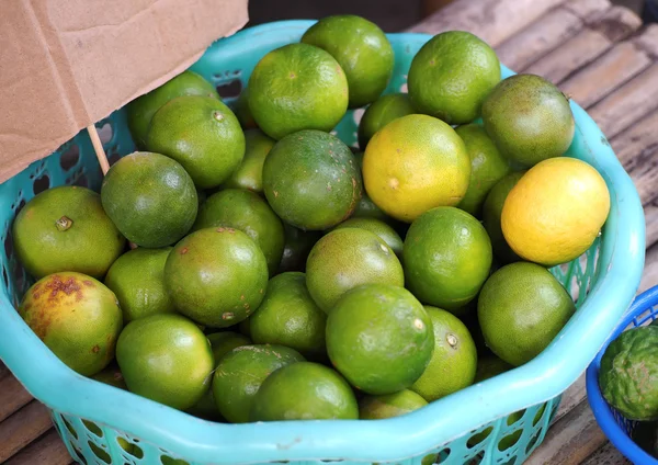 Lime citrusfrukter i korg — Stockfoto