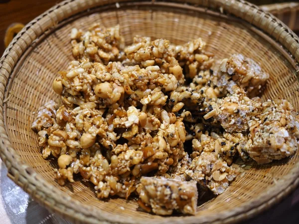 Krayasart, kleverige snoep, Thaise dessert gemaakt van rijst, noten, sesamzaad en suiker — Stockfoto