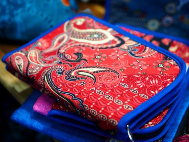 Mavi kenar ile kırmızı şeritli çanta - cüzdan - durum