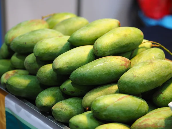 Pila de mango verde - fruta, dieta de alimentos limpios, fruta orgánica — Foto de Stock