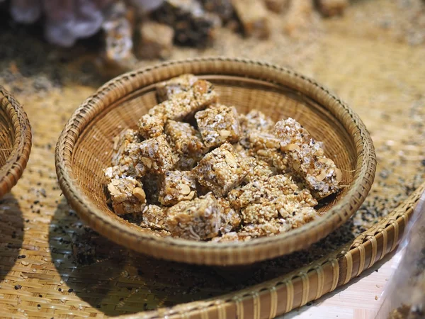 Krayasart, yapışkan şekerleme, Tay tatlı pirinç, fındık, susam ve şeker yapılmış