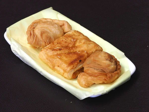 Köri üfle ve çanak - kızarmış tatlı pasta