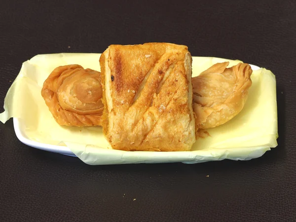 Köri üfle ve çanak - kızarmış tatlı pasta