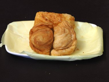 Köri üfle ve çanak - kızarmış tatlı pasta