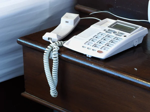 ahşap masa üzerinde telefon kapatma