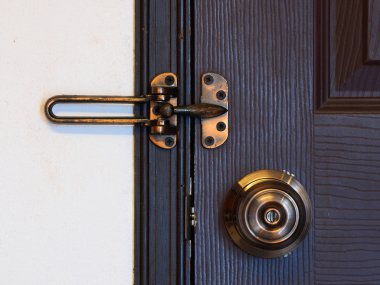 kapı tokmağı ve cıvata ya da mandal