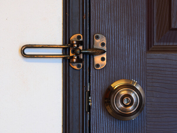 дверная ручка и болт или защелка
