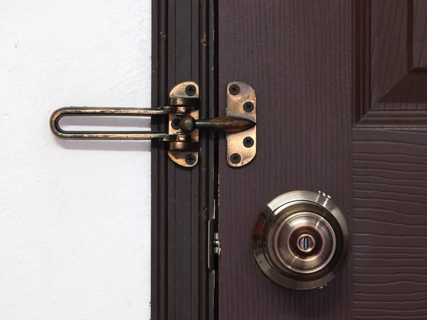 kapı tokmağı ve cıvata ya da mandal