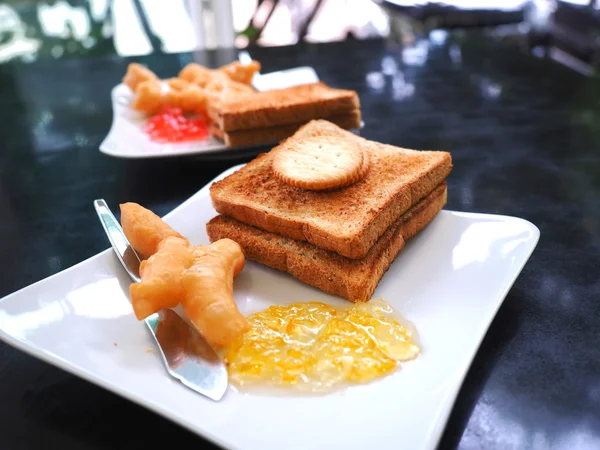 Derin yağda kızartılmış hamur sopa veya Patongko ile Sweetened yoğunlaştırılmış süt ile kahvaltı ve marmelat ve çilek reçeli tost