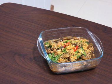 Domuz eti ile kızarmış patlıcan ezilmiş ve tuzlu balık açık kapta karıştırın