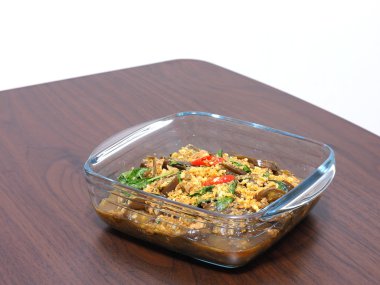 Domuz eti ile kızarmış patlıcan ezilmiş ve tuzlu balık açık kapta karıştırın