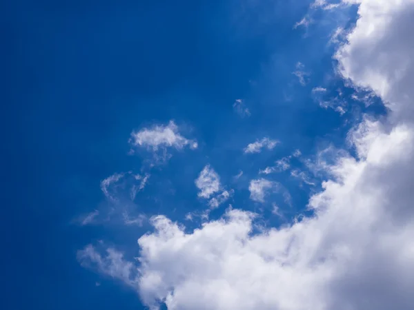 Beyaz bulutlu mavi gökyüzü