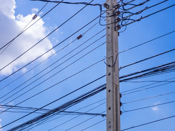 mavi gökyüzü ve bulutlar ile elektrik sonrası