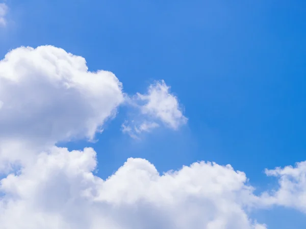 Beyaz bulutlu mavi gökyüzü