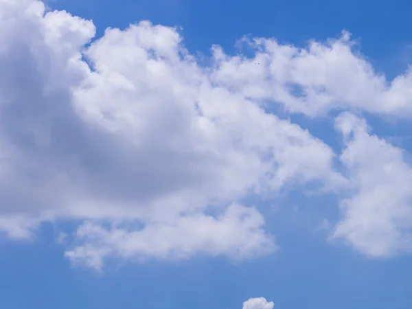 Beyaz bulutlu mavi gökyüzü
