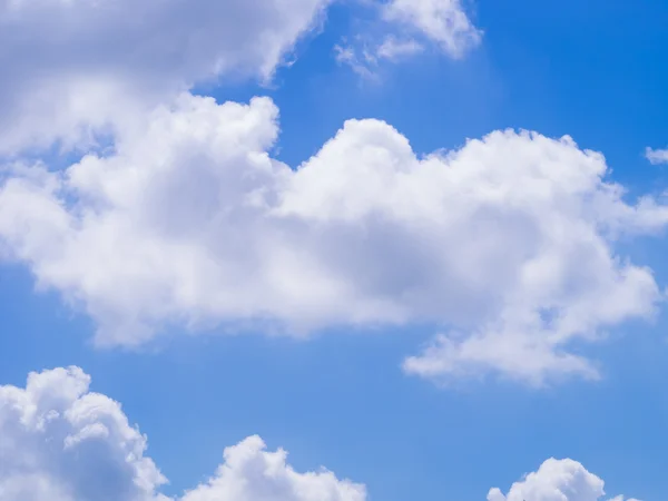 Beyaz bulutlu mavi gökyüzü