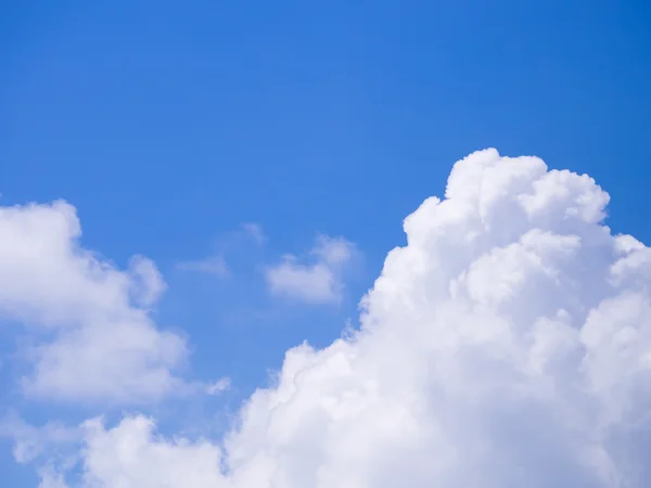 Beyaz bulutlu mavi gökyüzü