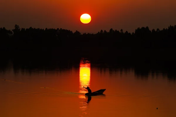 Pôr do sol, nascer do sol, silhueta, campo, pescador — Fotografia de Stock