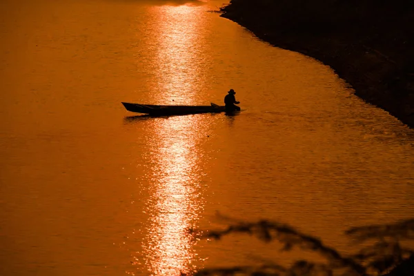 Pôr do sol, nascer do sol, silhueta, campo, pescador — Fotografia de Stock