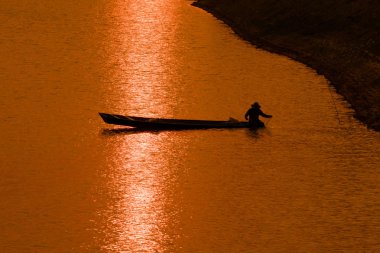 Gölde balık tutarken balıkçılar iş başında.