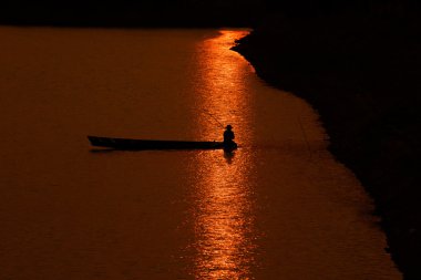 Gölde balık tutarken balıkçılar iş başında.