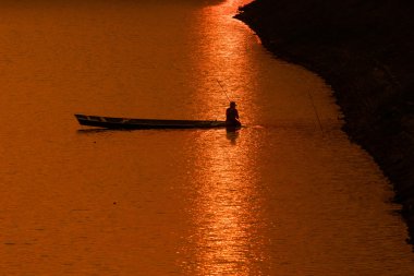 Gölde balık tutarken balıkçılar iş başında.