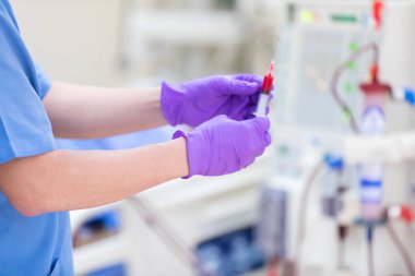 Uzman, sürekli böbrek yenileme terapi ekipmanı ve enjeksiyon pompası yapıyor..