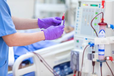 Uzman, sürekli böbrek yenileme terapi ekipmanı ve enjeksiyon pompası yapıyor..