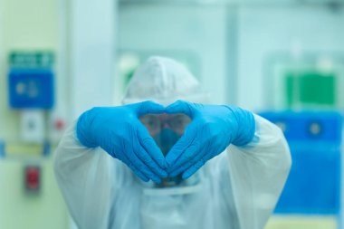 Doktor, hastaların tedavisinden sonra COVID ile enfekte olan hasta ve akrabaları teşvik ediyor..