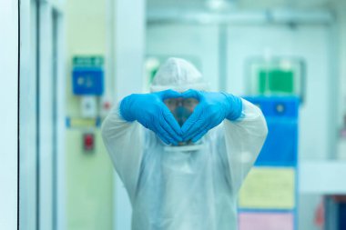 Doktor, hastaların tedavisinden sonra COVID ile enfekte olan hasta ve akrabaları teşvik ediyor..
