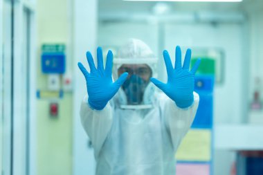 Salgın COVID-19 'un geniş spektrumlu gözetimi nedeniyle tedavi sonrası stres altındaki doktorlar.