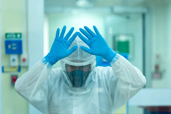 Salgın COVID-19 'un geniş spektrumlu gözetimi nedeniyle tedavi sonrası stres altındaki doktorlar.
