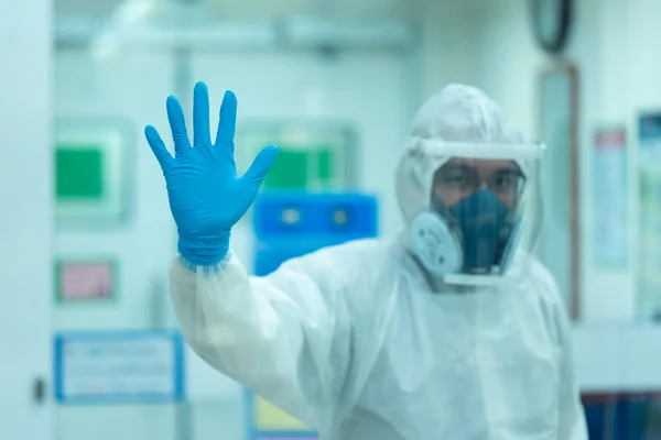 Salgın COVID-19 'un geniş spektrumlu gözetimi nedeniyle tedavi sonrası stres altındaki doktorlar.