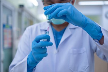 Doktor, salgın virüsü taşıyan hastalarda kullanılmak üzere steril destek ünitelerine yerleştirilecek bir aşı hazırlıyor..