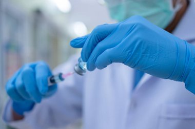 Doktor, salgın virüsü taşıyan hastalarda kullanılmak üzere steril destek ünitelerine yerleştirilecek bir aşı hazırlıyor..