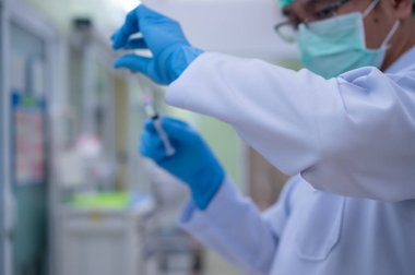 Doktor, salgın virüsü taşıyan hastalarda kullanılmak üzere steril destek ünitelerine yerleştirilecek bir aşı hazırlıyor..