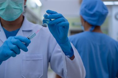 Doktor, salgın virüsü taşıyan hastalarda kullanılmak üzere steril destek ünitelerine yerleştirilecek bir aşı hazırlıyor..