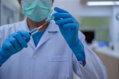 Doktor, salgın virüsü taşıyan hastalarda kullanılmak üzere steril destek ünitelerine yerleştirilecek bir aşı hazırlıyor..