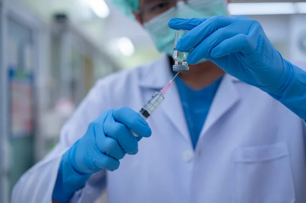 Doktor, salgın virüsü taşıyan hastalarda kullanılmak üzere steril destek ünitelerine yerleştirilecek bir aşı hazırlıyor..