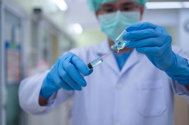 Doktor, salgın virüsü taşıyan hastalarda kullanılmak üzere steril destek ünitelerine yerleştirilecek bir aşı hazırlıyor..