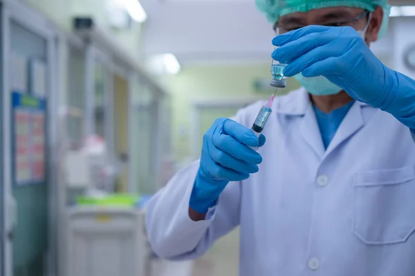 Doktor, salgın virüsü taşıyan hastalarda kullanılmak üzere steril destek ünitelerine yerleştirilecek bir aşı hazırlıyor..