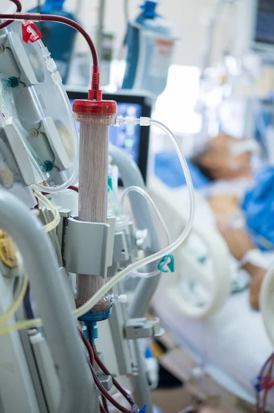 Deskundigen Bereiden Een Dialyseapparaat Voor Voor Gebruik Bij Ernstig Zieke Rechtenvrije Stockfoto's