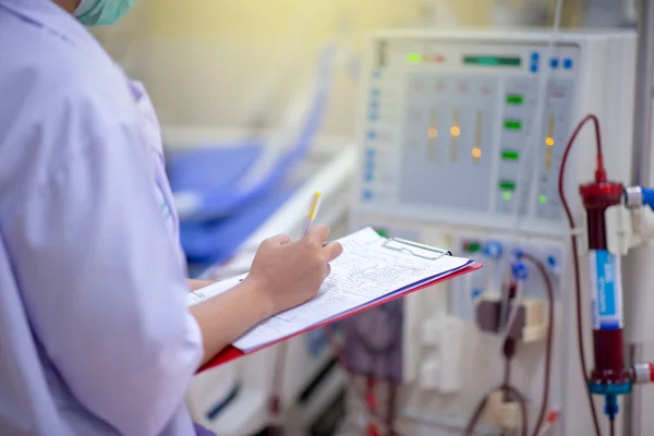 Las Enfermeras Están Comprobando Función Máquina Hemodiálisis Antes Uso Pacientes — Foto de Stock