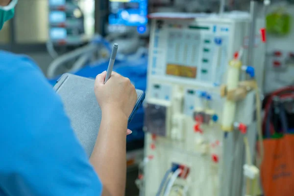 Sjuksköterskor Kontrollerar Hemodialysmaskinens Funktion Före Användning Hos Patienter Med Kronisk — Stockfoto