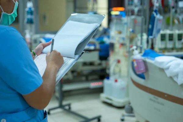Las Enfermeras Están Comprobando Función Máquina Hemodiálisis Antes Uso Pacientes — Foto de Stock