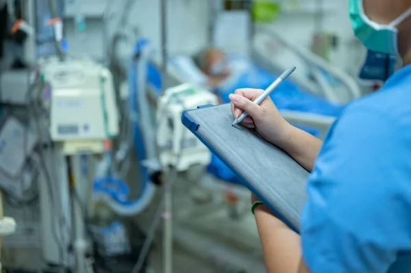 Verpleegkundigen Controleren Functie Van Hemodialyse Machine Voor Gebruik Bij Patiënten Rechtenvrije Stockfoto's