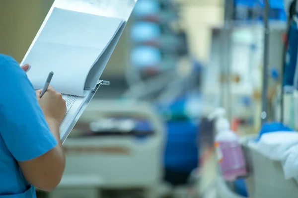 Verpleegkundigen Controleren Functie Van Hemodialyse Machine Voor Gebruik Bij Patiënten Stockfoto